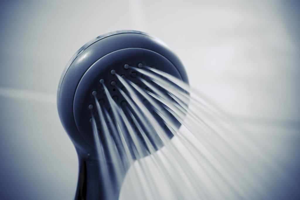 Ahorra agua dándote una ducha