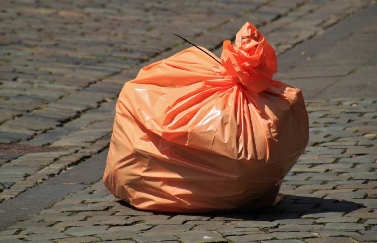 Cómo se puede aplicar menos bolsas de basura para reciclar en el hogar